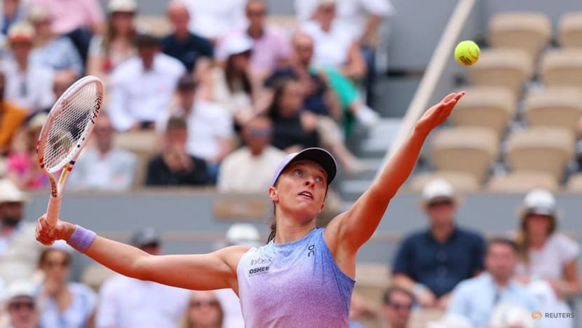 Swiatek digs herself out of deep hole, Alcaraz powers on at French Open