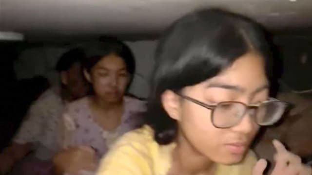 受困废墟冷静敲打金属呼救 两缅甸女孩获赞“教科书式自救”