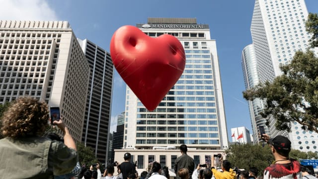 风势太强超出可承受水平 香港被逼收起“巨型红心”