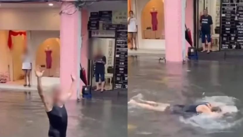 Lelaki berenang di Komtar Pulau Pinang selepas banjir kilat Lelaki berenang di Komtar Pulau Pinang selepas banjir kilat