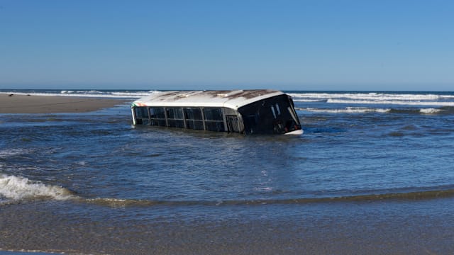 尼泊尔发生巴士坠河事故 酿18死24伤