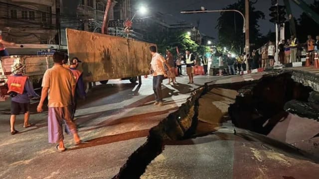 泰国曼谷一大桥路段塌陷出现大坑洞 
