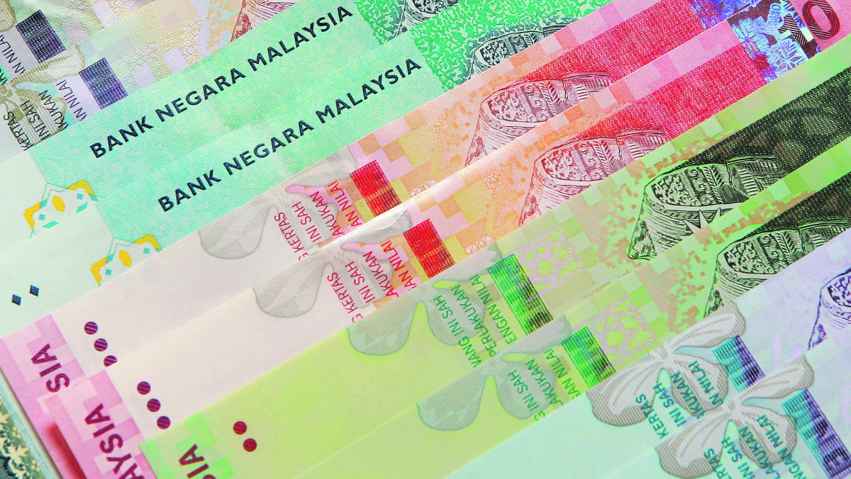 Ringgit declines as China seen allowing weak yuan with new index - TODAY