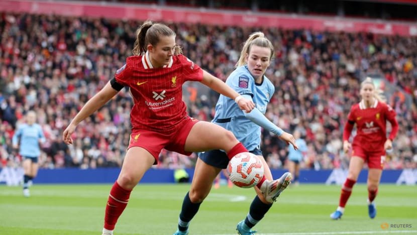 Shaw double sends Man City top of WSL with last-gasp win over Liverpool