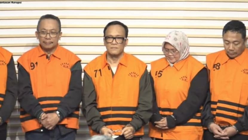 Jadi tersangka, Wamenaker Immanuel Ebenezer menangis berbalut rompi oranye KPK