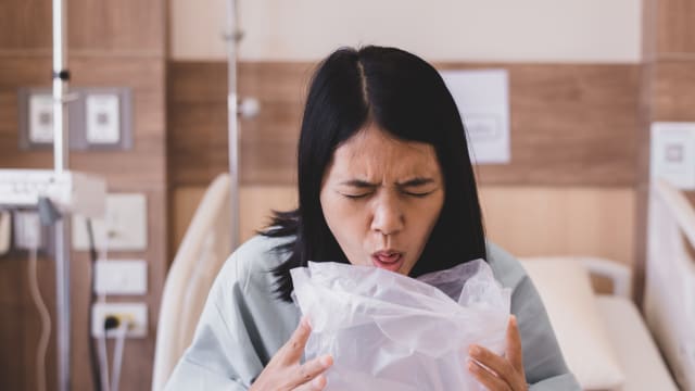 中国女子呕吐到食管破裂 开刀胸腔漂恶臭