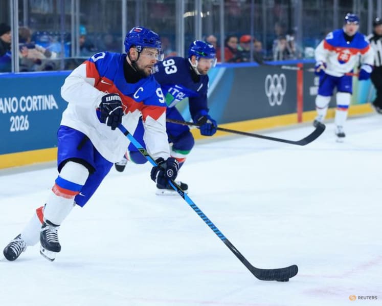 Ice hockey-Finland muscle past Sweden, Slovakia beat hosts Italy, Czechs notch win