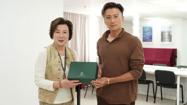 定情信物戴26年？谢霆锋港大演讲，左手金手镯被爆是王菲情侣款掀网论战