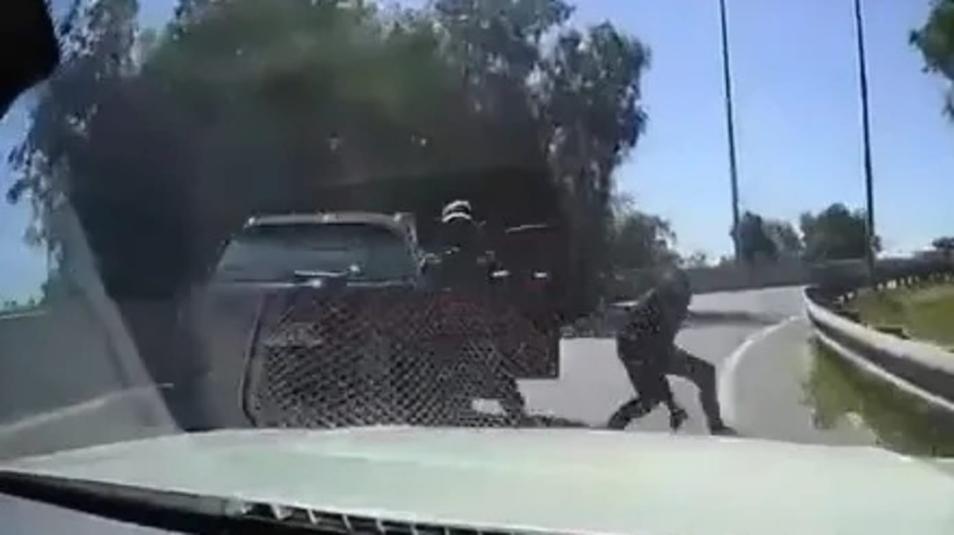 智利司机遇持枪伏击 果断加速撞匪脱险