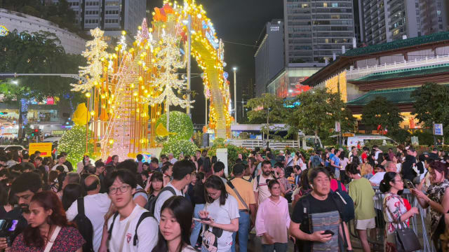 乌节路平安夜迎人潮 外国旅客慕名来打卡