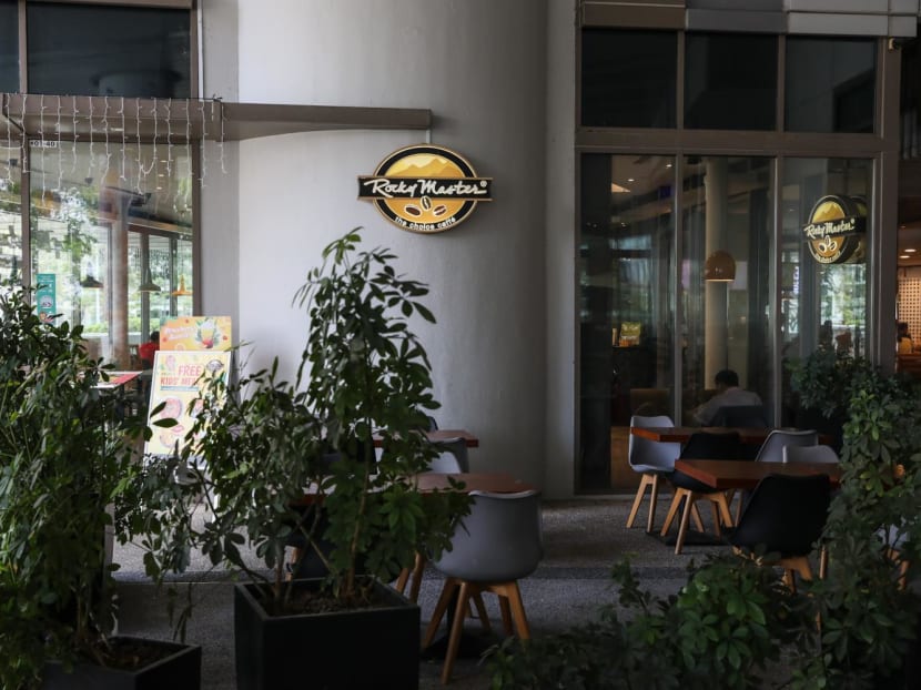 The outdoor seating area of Rocky Master restaurant at Hougang 1.
