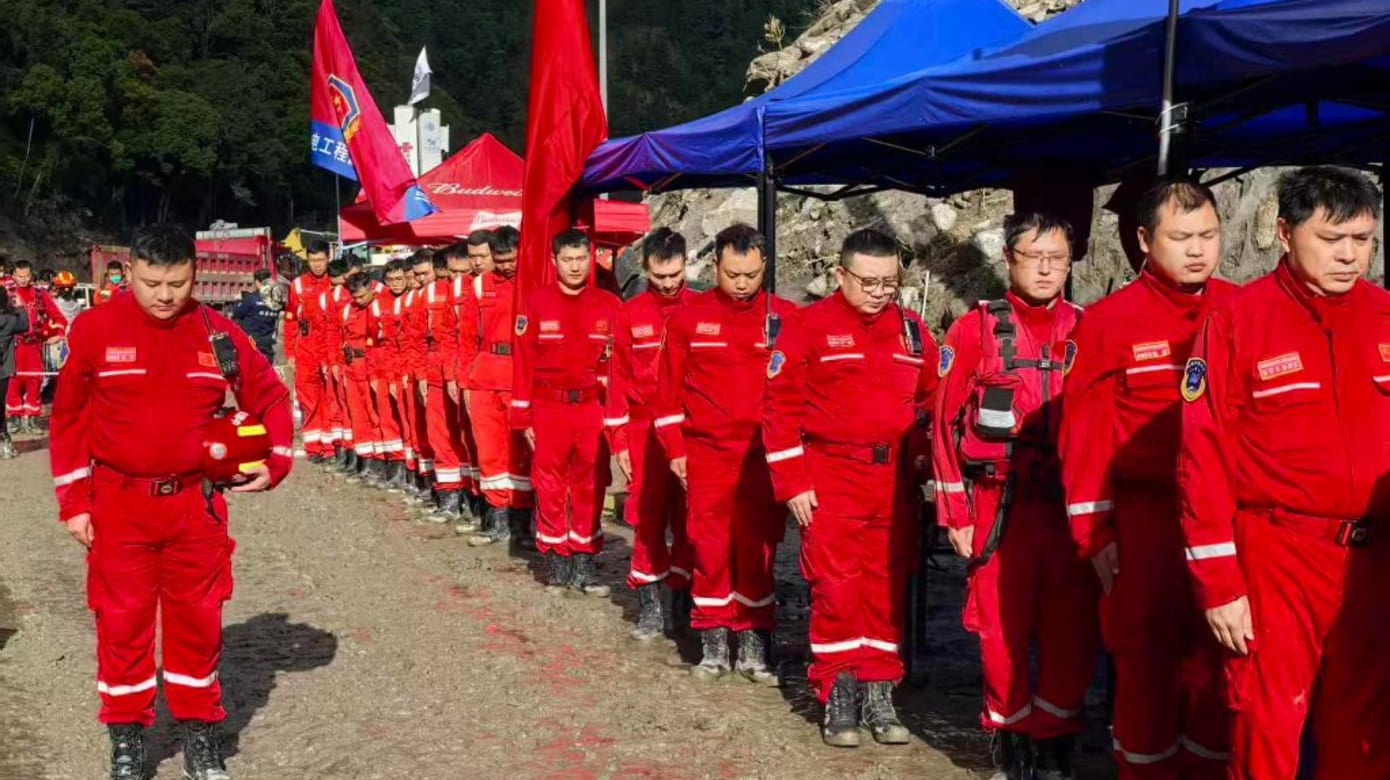 西藏吉隆举行泥石流遇难者哀悼活动。（图：新华社）
