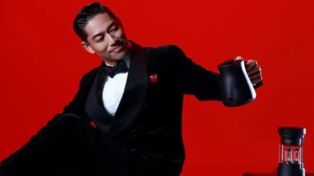 爱和林志玲看板合照　AKIRA逛百货也放闪