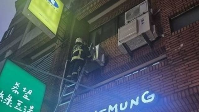 高楼打扫被反锁  台妇竟冒险攀爬广告招牌下楼幸获救   