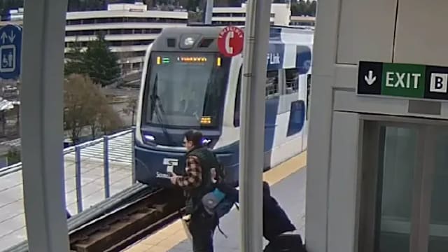 男子潜伏月台伺机下手 列车进站瞬间猛推乘客