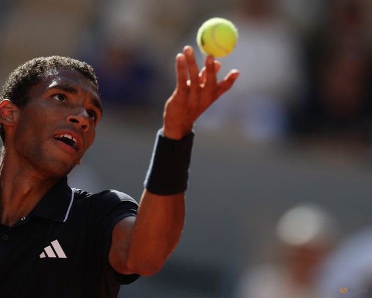 Auger-Aliassime swats aside Tabilo to reach French Open quarters