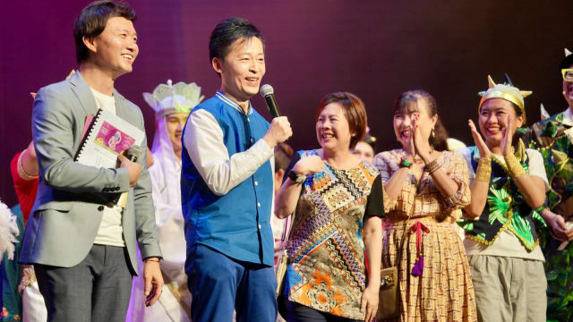 华语音乐剧《新游记》4场演出圆满落幕，梁文福难得与太太在舞台上合体！