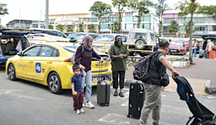 Passengers, cabbies welcome change to drop-off rules for cross-border taxis 