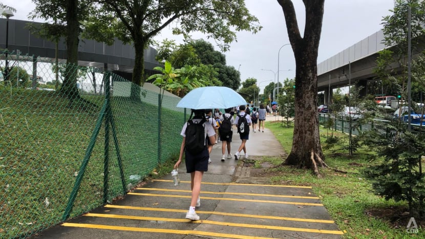 Taking leave, booking taxis: Parents scramble to get children to PSLE amid train disruption Taking leave, booking taxis: Parents scramble to get children to PSLE amid train disruption