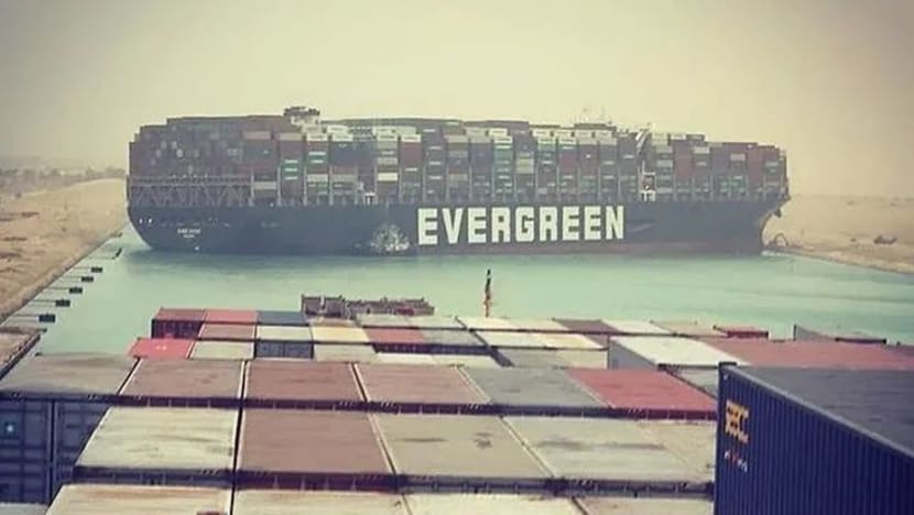 Kapal kargo terkandas di Terusan Suez disebabkan ribut debu Kapal kargo terkandas di Terusan Suez disebabkan ribut debu
