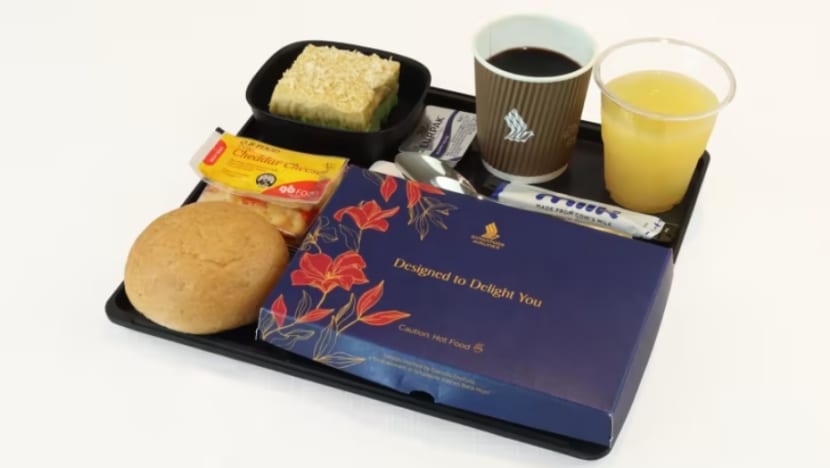 SIA henti guna bekas makanan kertas bagi penerbangan jarak sederhana dan jauh