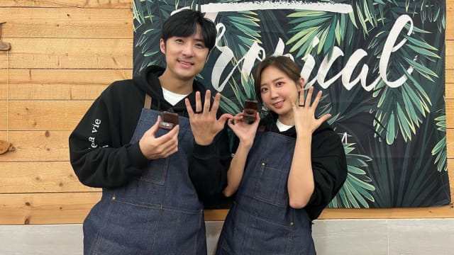 洪诗、李运庆登记结婚　甜蜜手作木头婚戒见证爱情