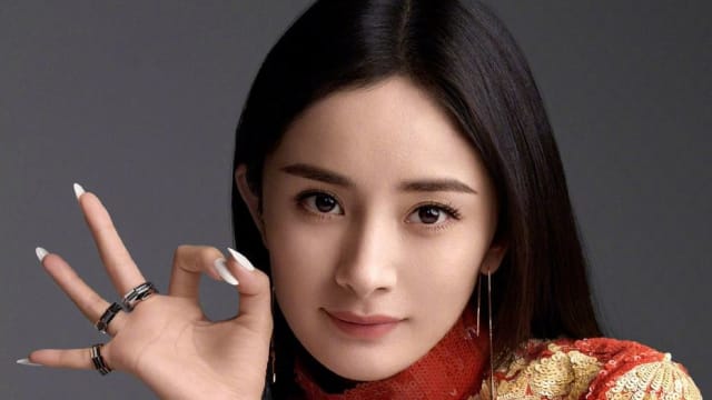 去年和主持人尴尬同台　杨幂“微博之夜”又撞衫美国女星