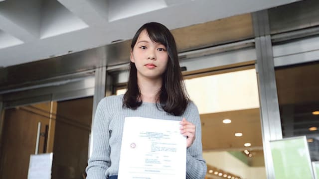 前学运领袖周庭宣布弃保流亡 港警：别选不归路