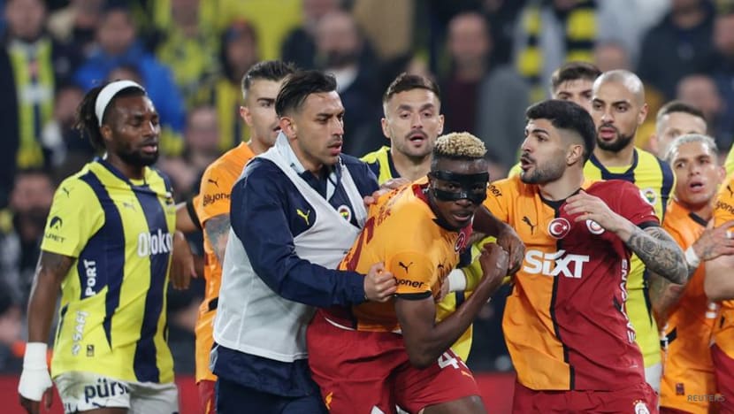 Mourinho grabs Galatasaray manager's nose after Fenerbahce defeat in Istanbul derby