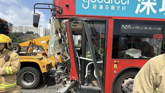 香港双层巴士撞两工程车 22人伤司机涉危驾被捕