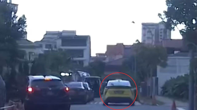 德士司机两度边开车边开门 康福德高：不再受雇于本公司