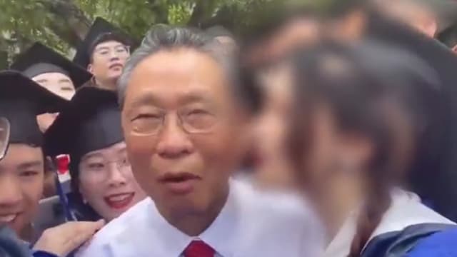 与研究生合照被“偷亲” 钟南山自嘲没法跟老伴解释