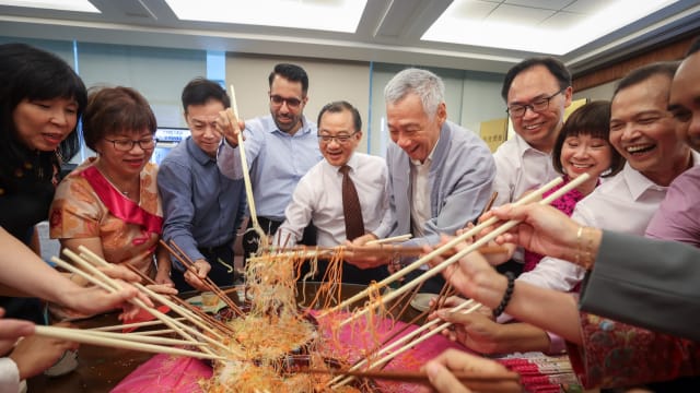 李总理同一众议员 一起捞鱼生庆人日