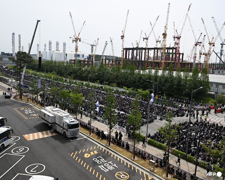 Samsung workers protest over huge pay gap with SK Hynix, threaten long strike
