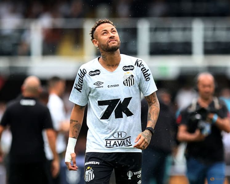 Neymar to undergo knee surgery after helping Santos avoid the drop