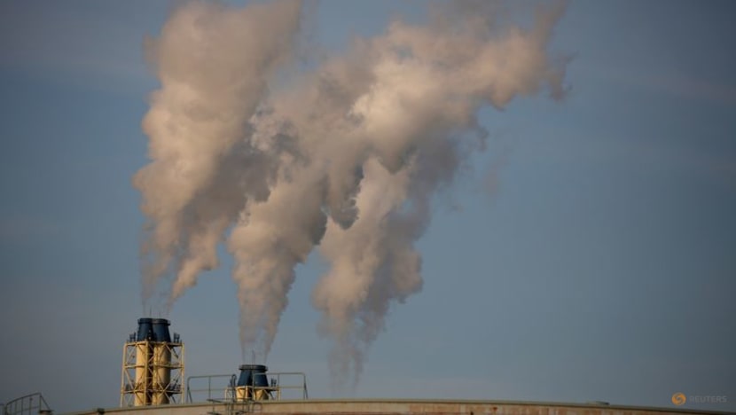 Japan's oil refiners scale back decarbonisation efforts, refocus on fossil fuels Japan's oil refiners scale back decarbonisation efforts, refocus on fossil fuels