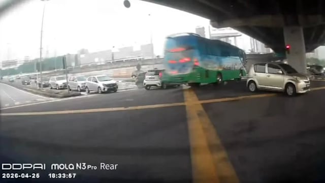 无视红灯直闯路口 马国巴士撞后逃致一人伤