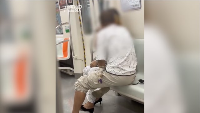 “你到底爱谁？”地铁内狂扇女友巴掌 中国男子恶行惹网批