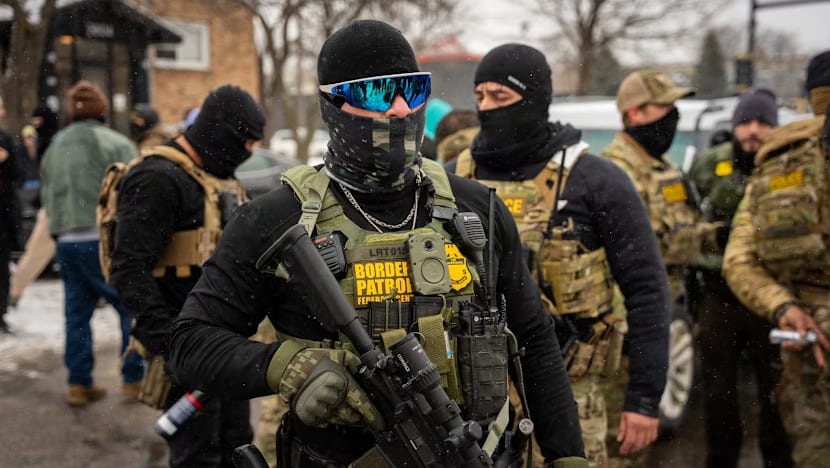 Polis berkas penunjuk perasaan di lapangan terbang Minnesota