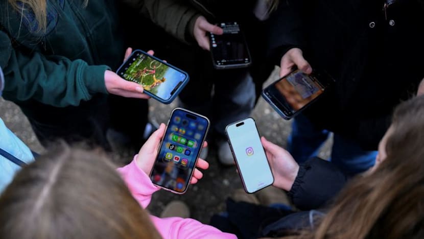 Young Europeans turn to AI chatbots for emotional support, survey shows