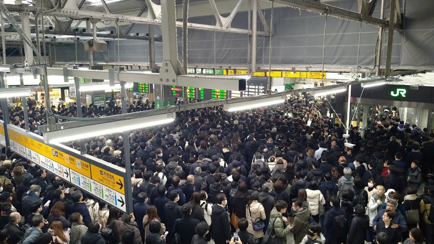 突发火患扰乱通勤 东京两条主线列车全线中断