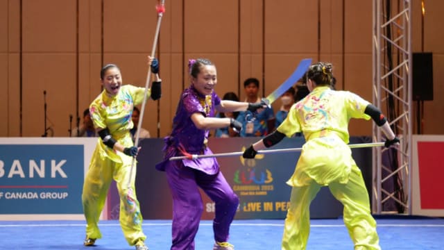我国武术三女将在对练项目中夺铜牌