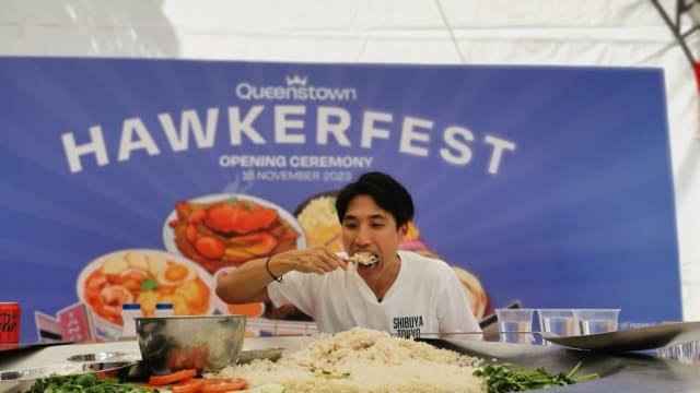 女皇镇举办首个小贩美食节 大胃王挑战本地最大盘鸡饭