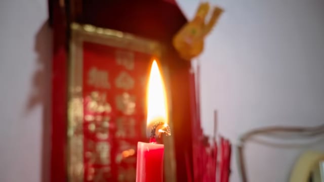 因神台纠纷用煤油烧邻居门 男子判坐牢13天