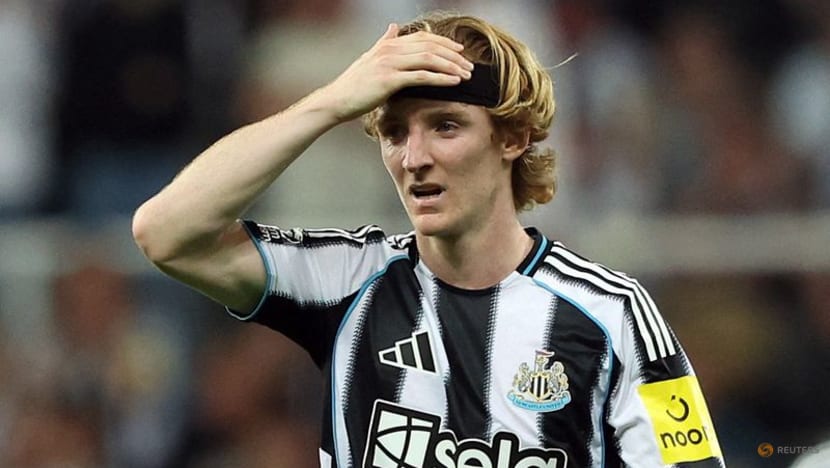 Newcastle's Gordon apologies for red card against Liverpool