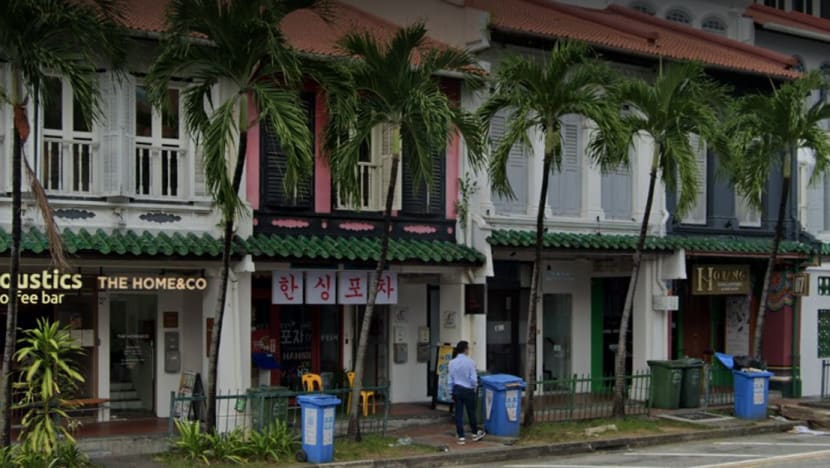 Man attacked wrong person with broken bottle after hotpot-flipping fight at Korean restaurant; gets jail Man attacked wrong person with broken bottle after hotpot-flipping fight at Korean restaurant; gets jail