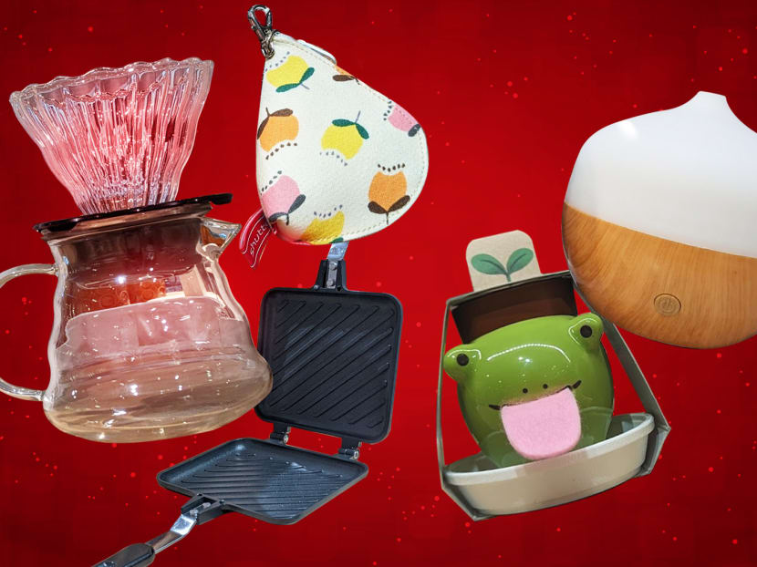 30 Christmas gifts for S$10 to S$25 at unexpected stores from Daiso to Don Don Donki 30 Christmas gifts for S$10 to S$25 at unexpected stores from Daiso to Don Don Donki