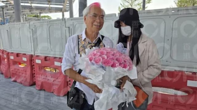 李龙基接未婚妻出狱　手持60枝玫瑰花，喜极而泣！