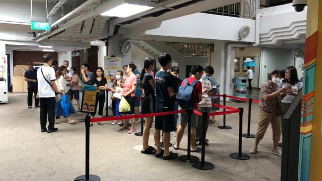 本地银行让公众换新钞 有人早上6点就开始排队