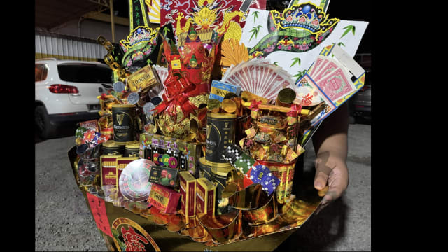 马国16岁少年自制纸扎礼篮 虔心祈愿大士爷